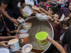warga-gaza-berebut-jatah-makanan-di-pengungsian4.jpg