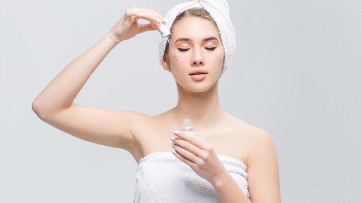 Perawatan dengan skincare yang mengandung AHA BHA
