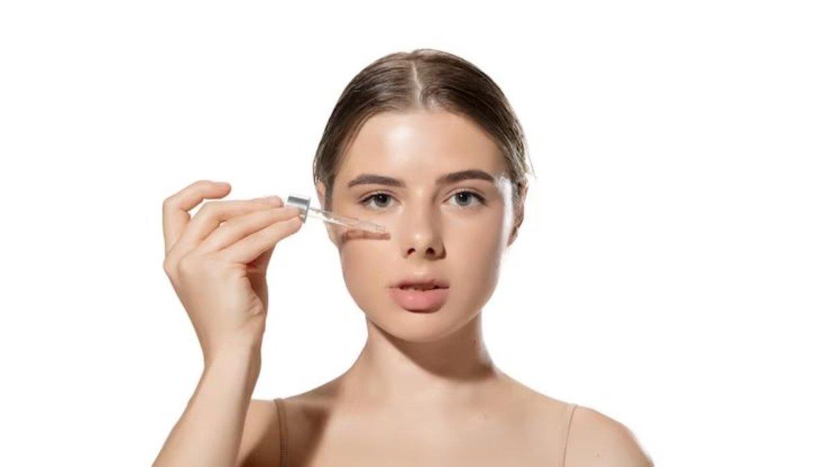 Perawatan dengan serum mengandung AHA BHA agar lembap