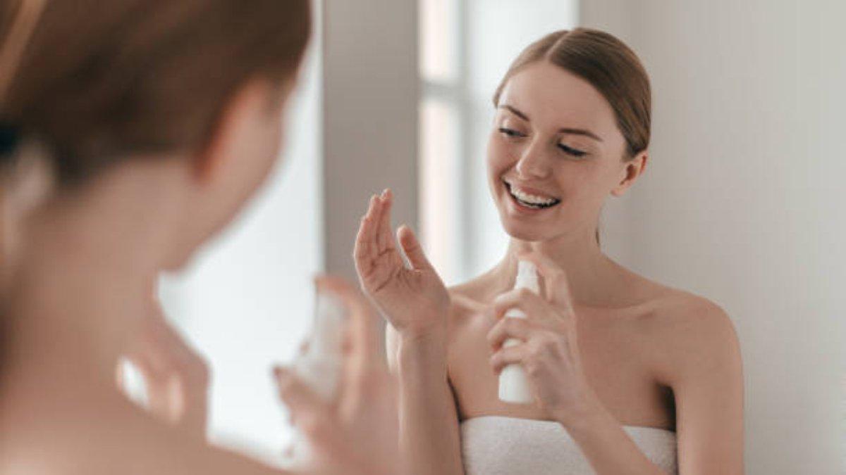 Ilustrasi wanita menggunakan body mist dengan aroma menyegarkan dan lembut.