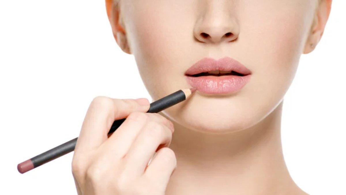 Ilustrasi wanita menggunakan lip liner formula terbaru, mempercantik bibir tanpa perlu filler.