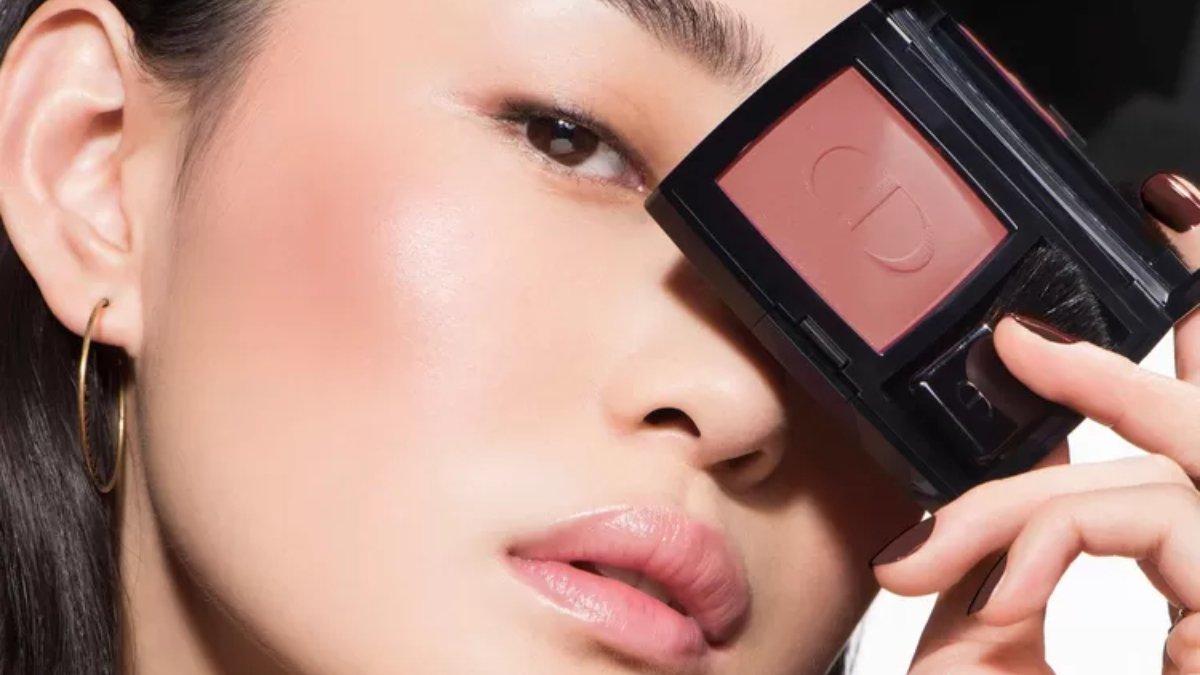 Mengaplikasikan blush on sedikit demi sedikit.