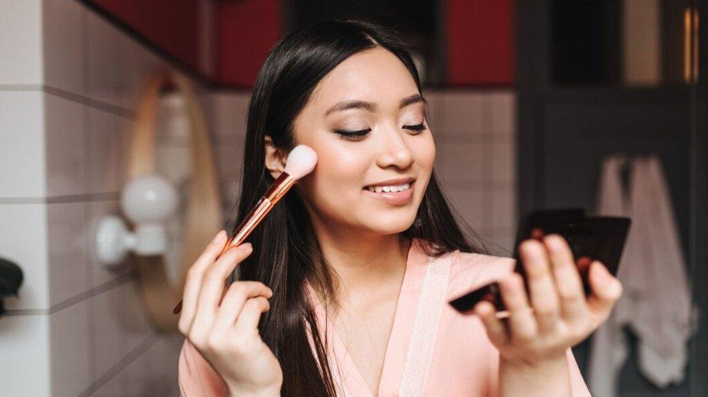 Pengaplikasian blush on perlu menyesuaikan bentuk wajah untuk memberikan ilusi tambahan (grid.id)