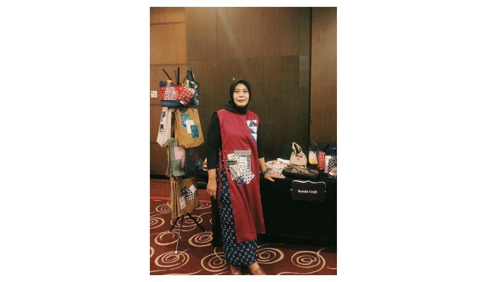 Asih Purnamawati, owner Bunda Craft saat mengikuti salah satu pameran.