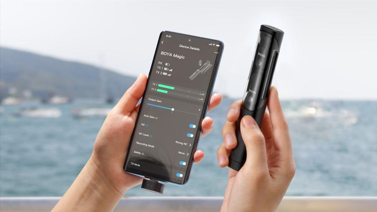 Ilustrasi pemakaian microphone wireless BOYA Magic