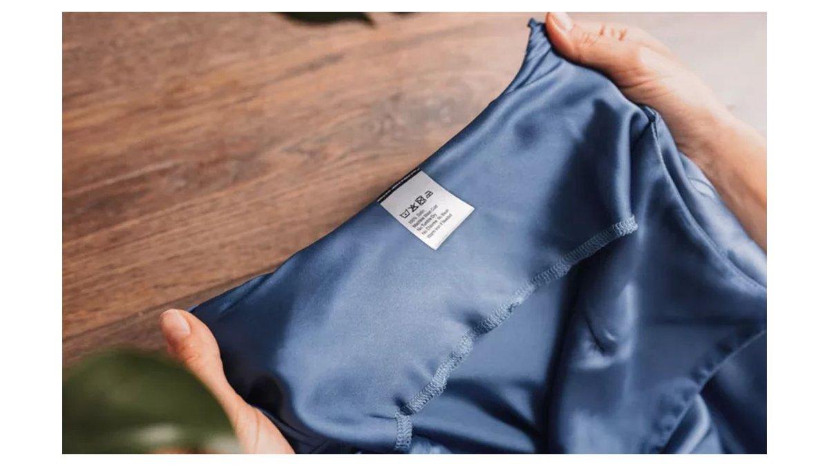 Baju bahan satin untuk menutupi perut buncit agar tetap stylish