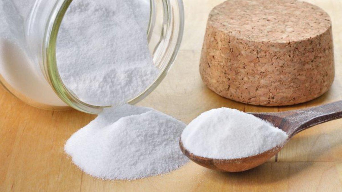 Baking soda bisa bantu atasi masalah noda di permukaan benda.