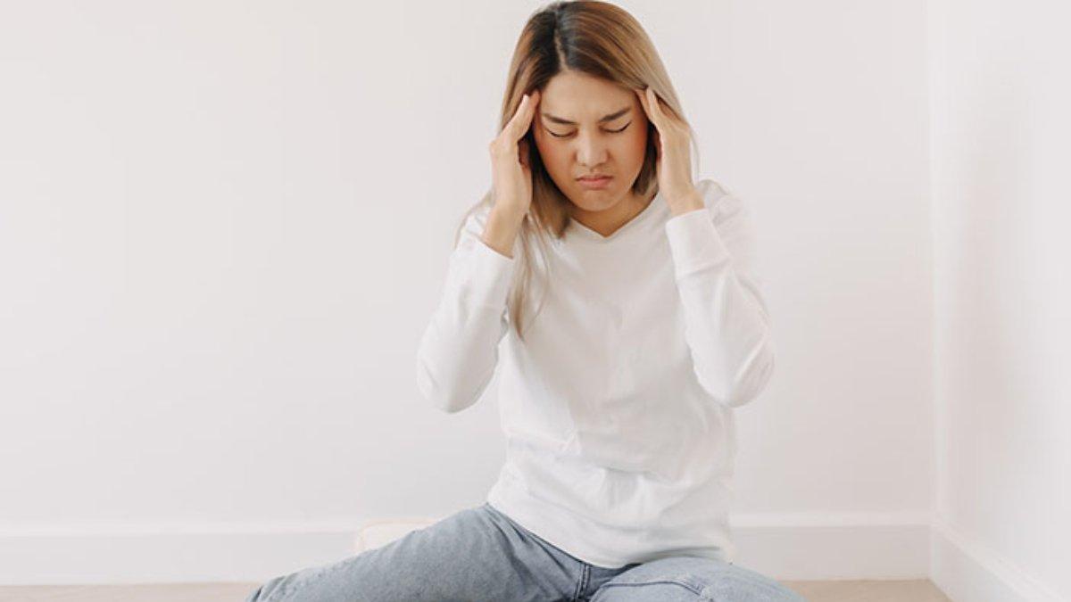 Ilustrasi wanita mengalami stres yang menimbulkan uban di usia muda.