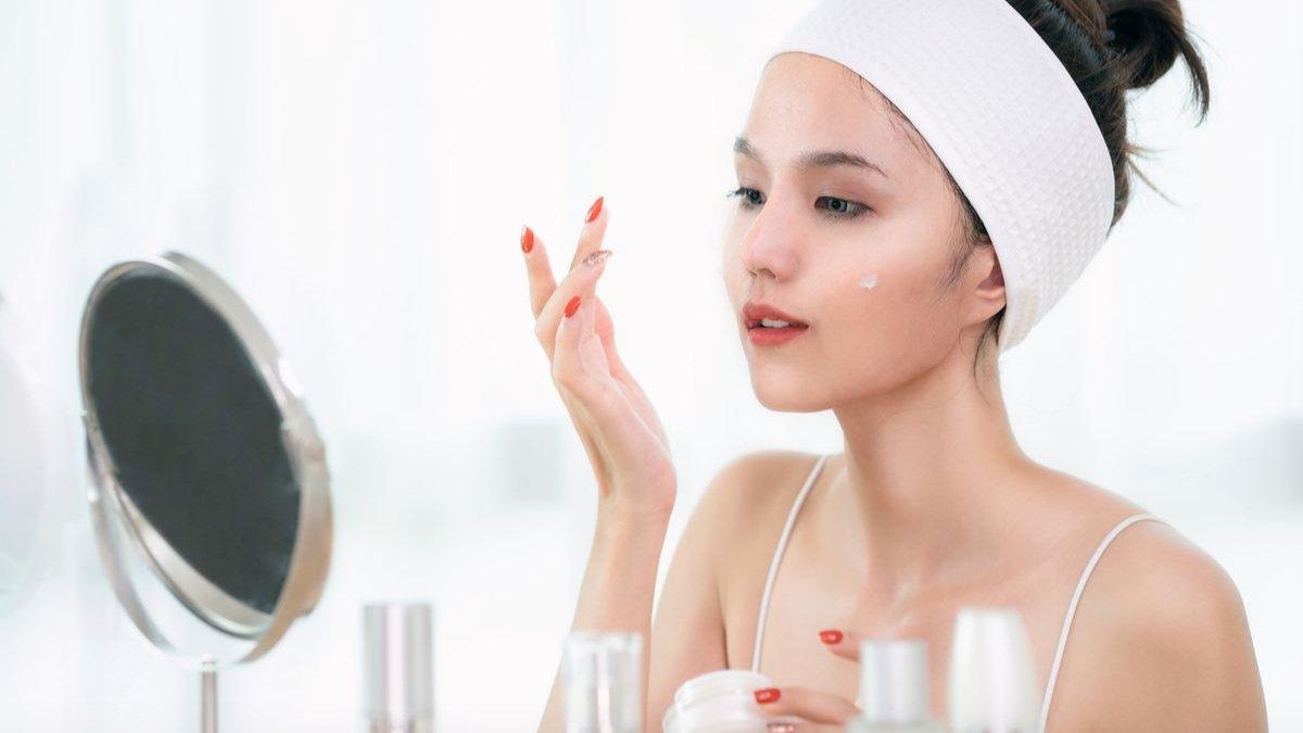 Ilustrasi wanita menggunakan skincare yang dikombinasikan dengan niacinamide
