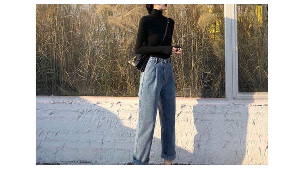 Berpakaian dengan warna netral