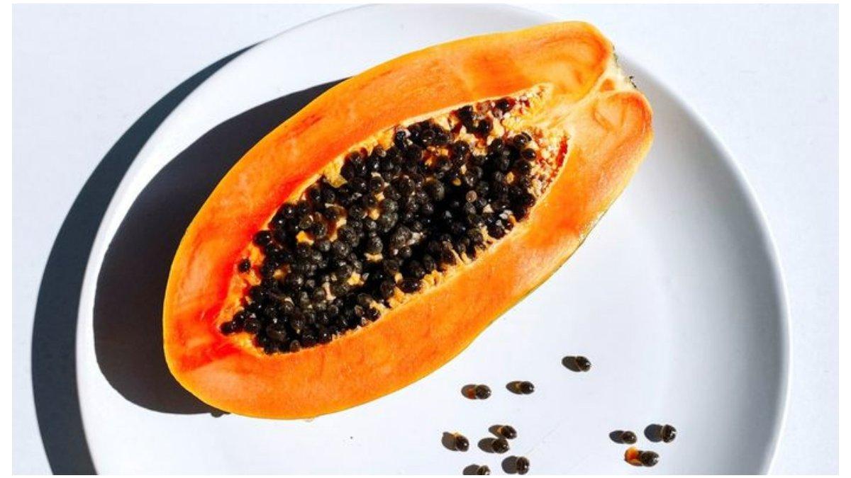 Biji pepaya ternyata punya khasiat untuk kecantikan.