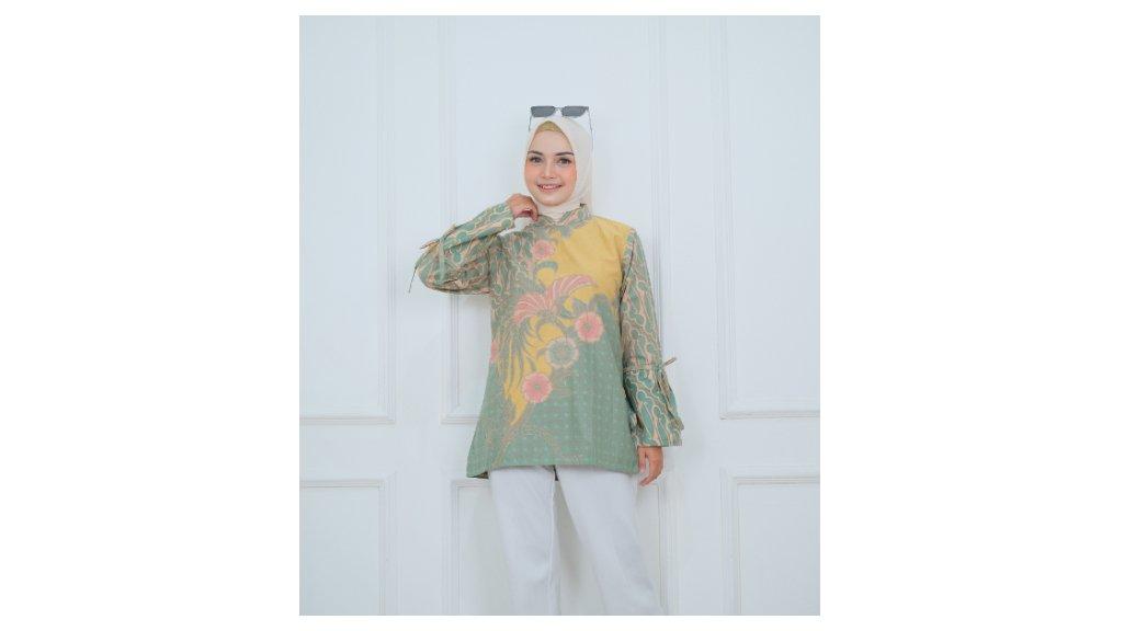 Blouse Kerja Motif Batik Flora Fauna untuk Wanita dari Tsamara Fashion