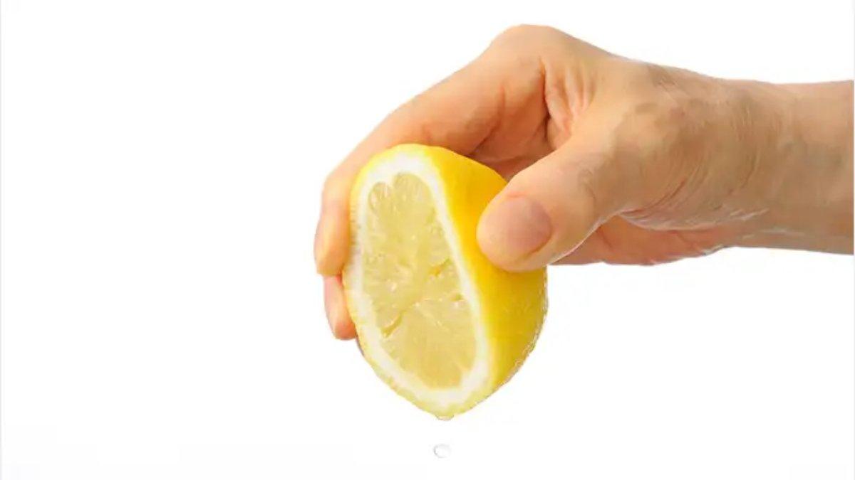 Buah lemon bisa menjadi salah satu bahan yang dapat menghilangkan komedo.
