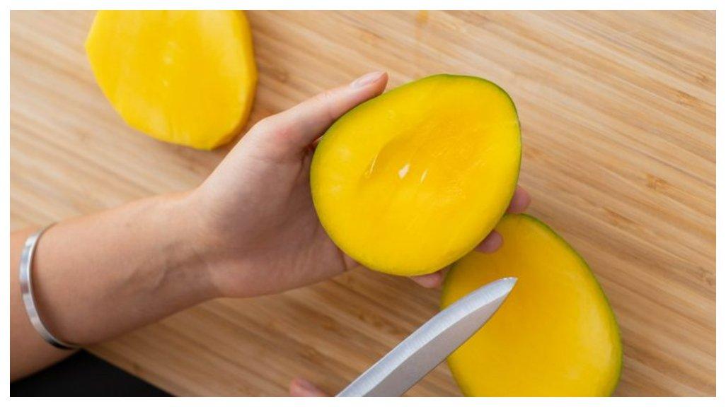 Buah mangga bisa diracik menjadi masker alami.