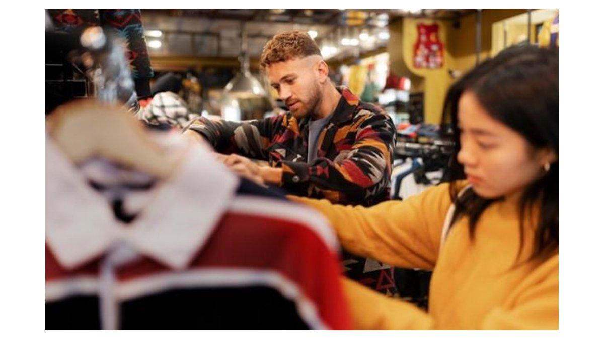 Ilustrasi tips dan trik tampil fashionable dengan belanja di thrift shop 