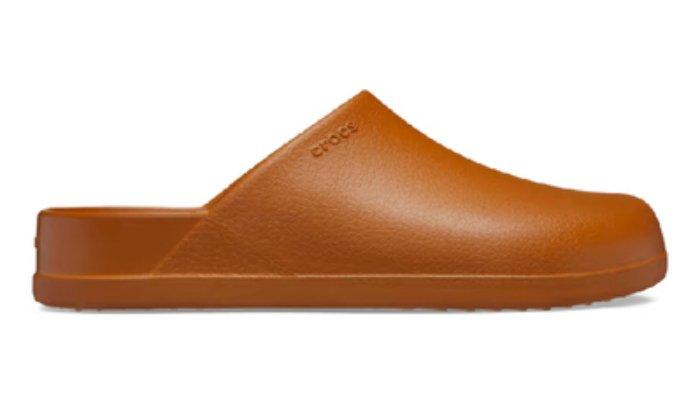 Clog busa yang tidak mencolok: Crocs Dylan Clog - Clog ini bisa tampak seperti sepatu biasa, bukan Crocs, sambil tetap mempertahankan kenyamanan lembut khas Crocs.