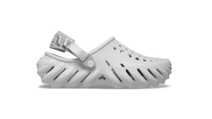 Clog besar bergaya modern: Crocs Echo Clog - Clog ini tangguh, bergaya, dan nyaman dipakai dalam jangka waktu lama.