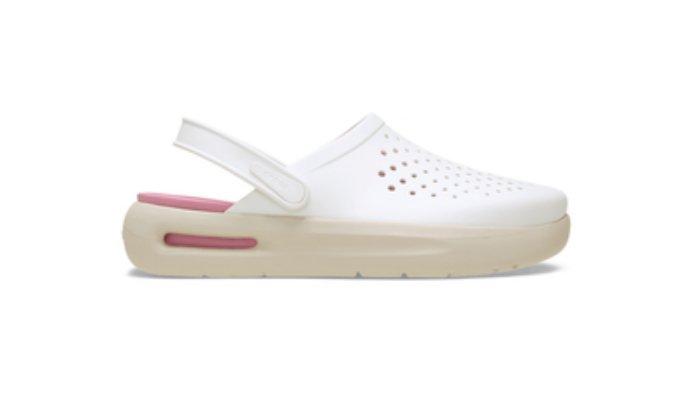Versi empuk dari Classic Clog: Crocs InMotion Clog - Jika kamu rela mengorbankan gaya demi kelembutan yang memberi sensasi seperti telapak kakimu tenggelam di dalam alasnya, clog ini mungkin cocok untukmu.