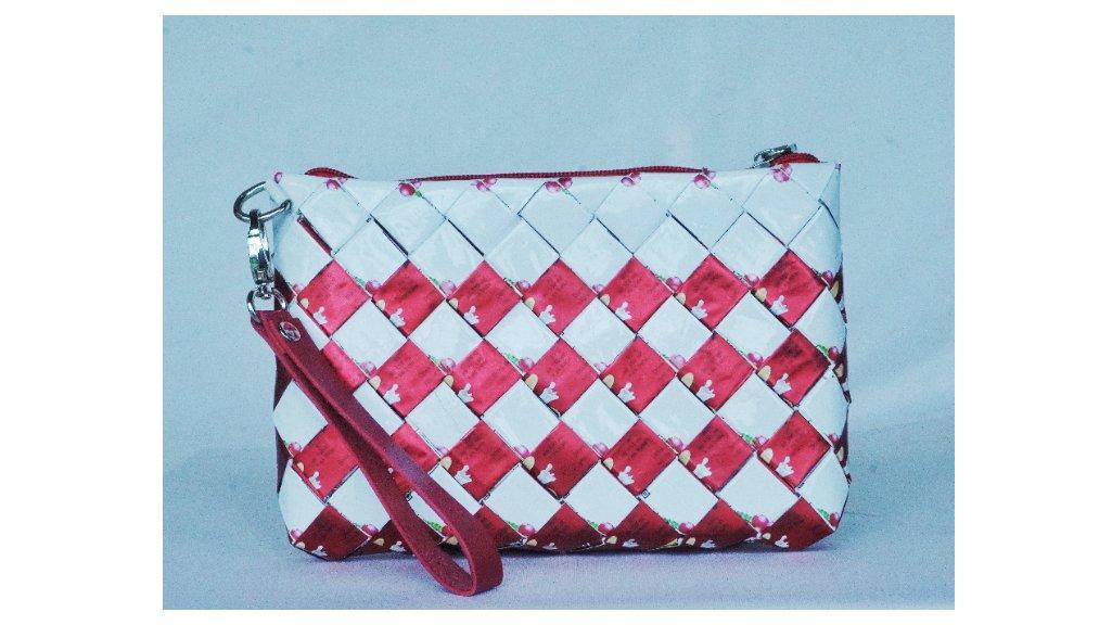 Dompet Daur Ulang Motif Anyam Warna Merah Putih