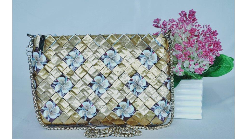 Dompet Rajut Motif Bunga Ukuran Besar dari Canthiq Craft