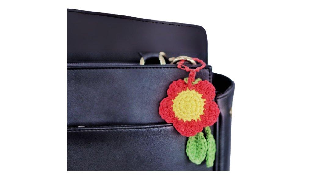 Gantungan Kunci atau Tas Rajut Bentuk Bunga Daisy Merah dari fvrblbyhands