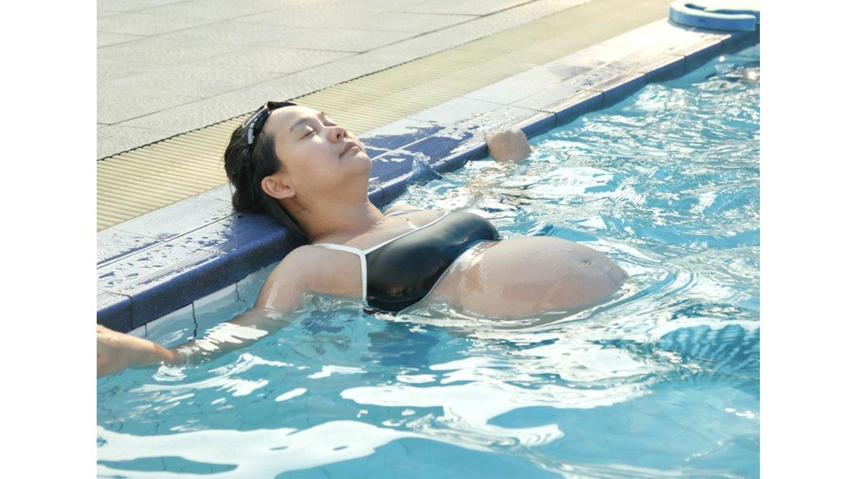Ibu Hamil Berenang Santai