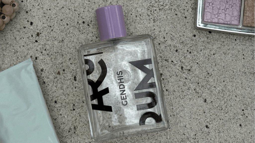 Romantis & manis dengan kombinasi mawar, vanila, kopi, dan karamel. Perfect untuk malam penuh kesan.