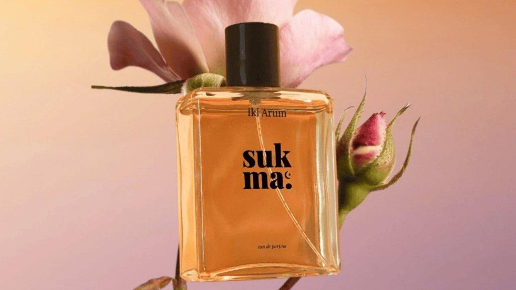 Lembut & menenangkan. Bulgarian rose & violet berpadu vanilla-cedar, elegan tapi tetap bold.