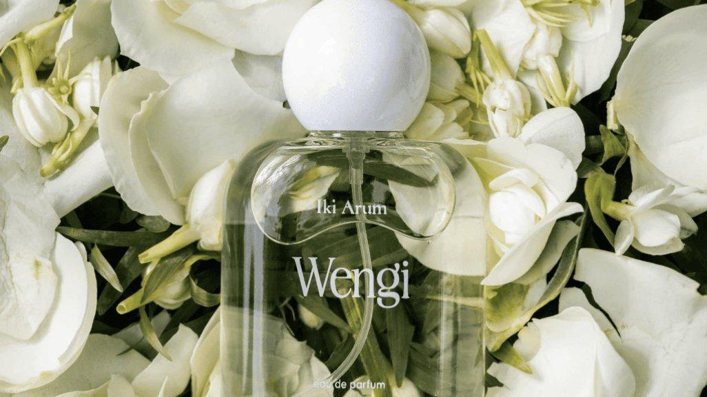 Keanggunan malam lewat wangi melati & sedap malam, lembut, feminin, dan tahan lama.