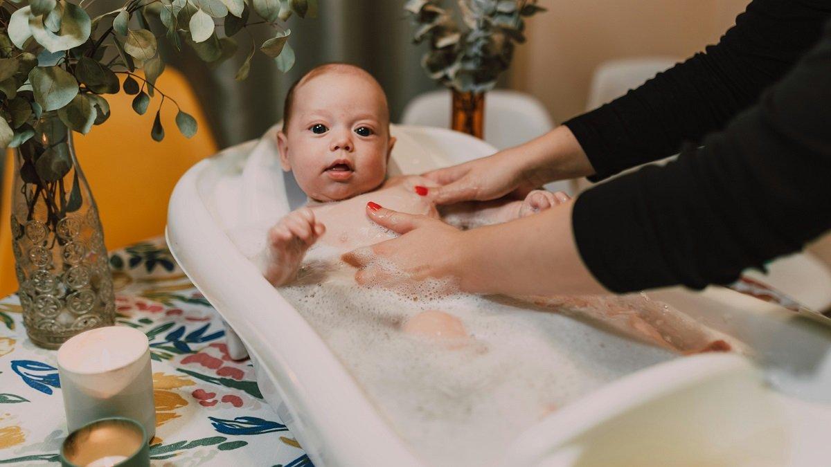 Ilustrasi Si Kecil Mandi Menggunakan Sabun Mandi Bayi yang Aman untuk Kulit Sensitif.