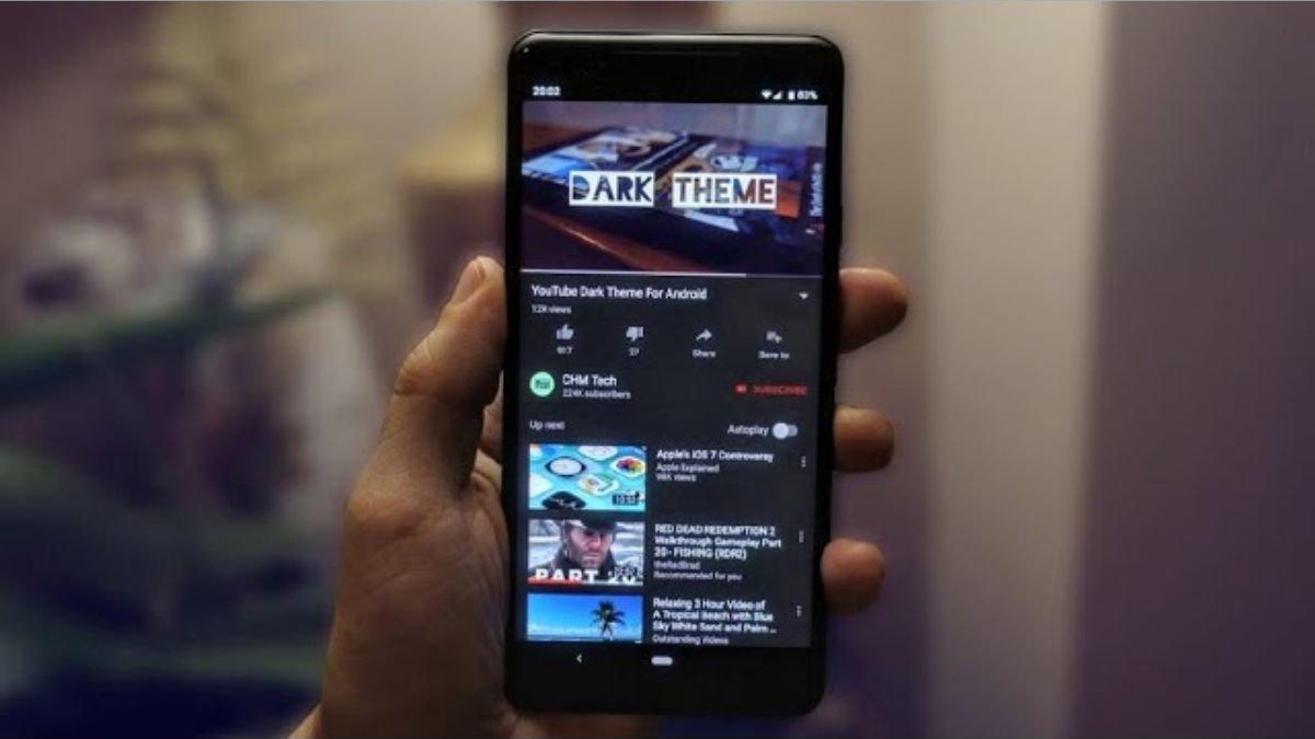 Ilustrasi menonton video YouTube di HP Android