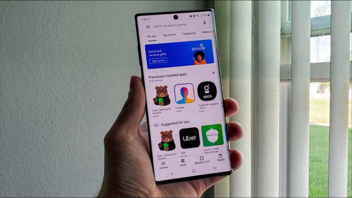 Ilustrasi membuka Play Store di HP Android untuk memperbarui aplikasi YouTube