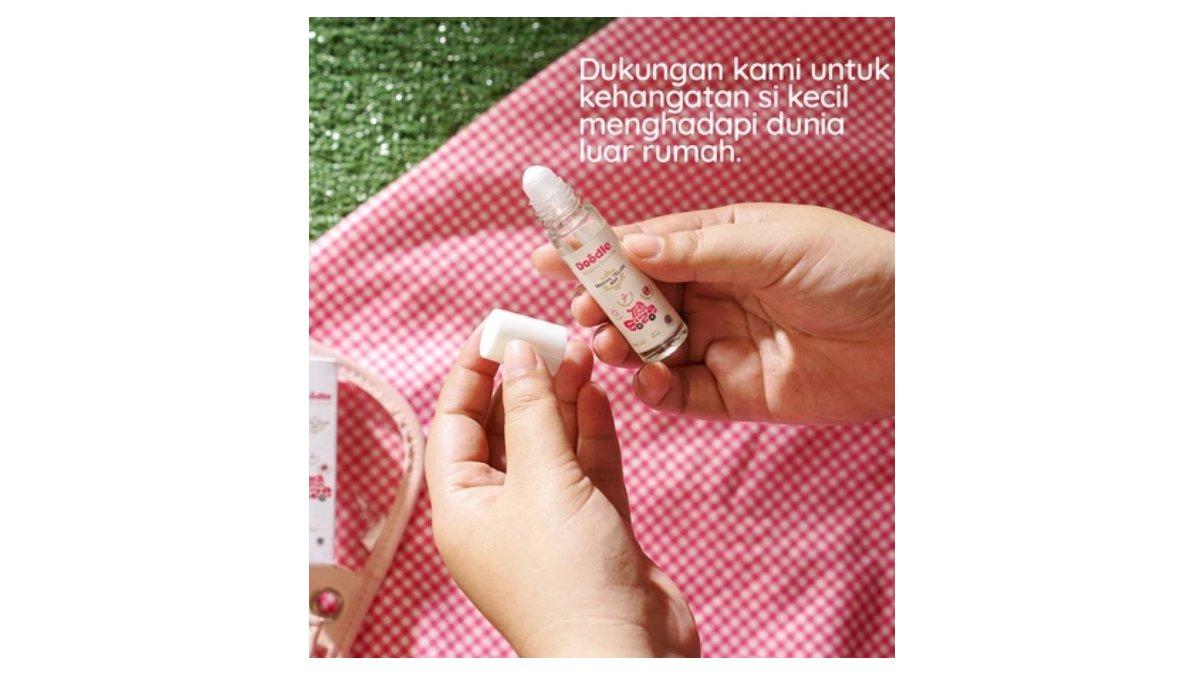 Ilustrasi Minyak Telon Doodle Travel Size Roll on untuk si Kecil diluar rumah