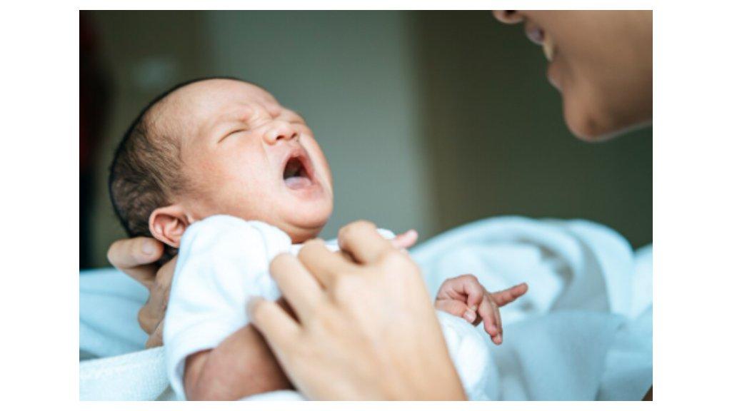 Ilustrasi Tips Mengatasi Cegukan pada Bayi di Bawah 6 Bulan