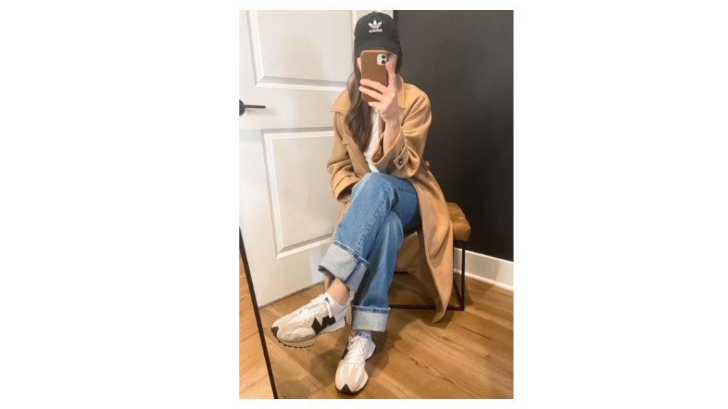 Ilustrasi Tips Mix and Match Sepatu Sneakers untuk Wanita