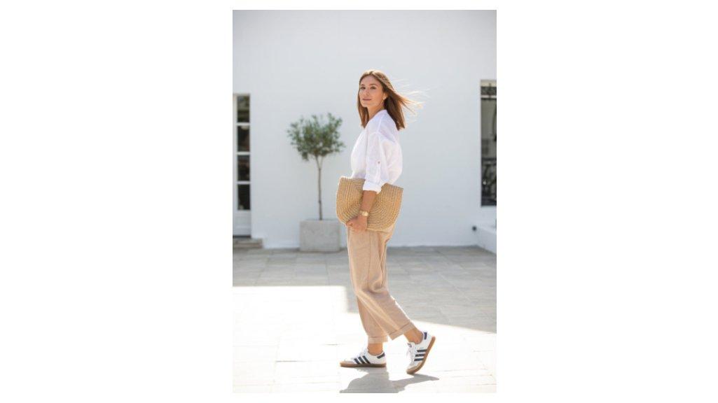 Ilustrasi Tips Mix and Match Sepatu Sneakers untuk Wanita