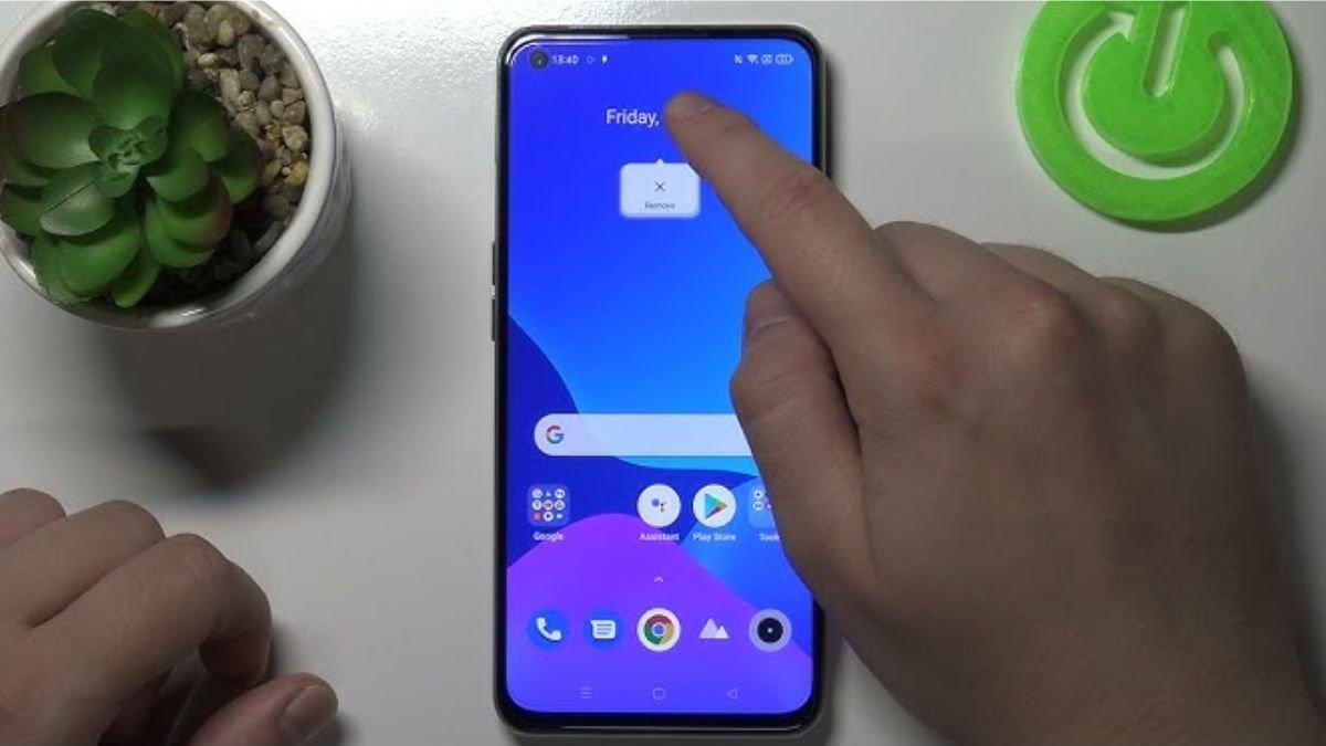 Ilustrasi seseorang melihat password wifi yang tersimpan pada HP realme.