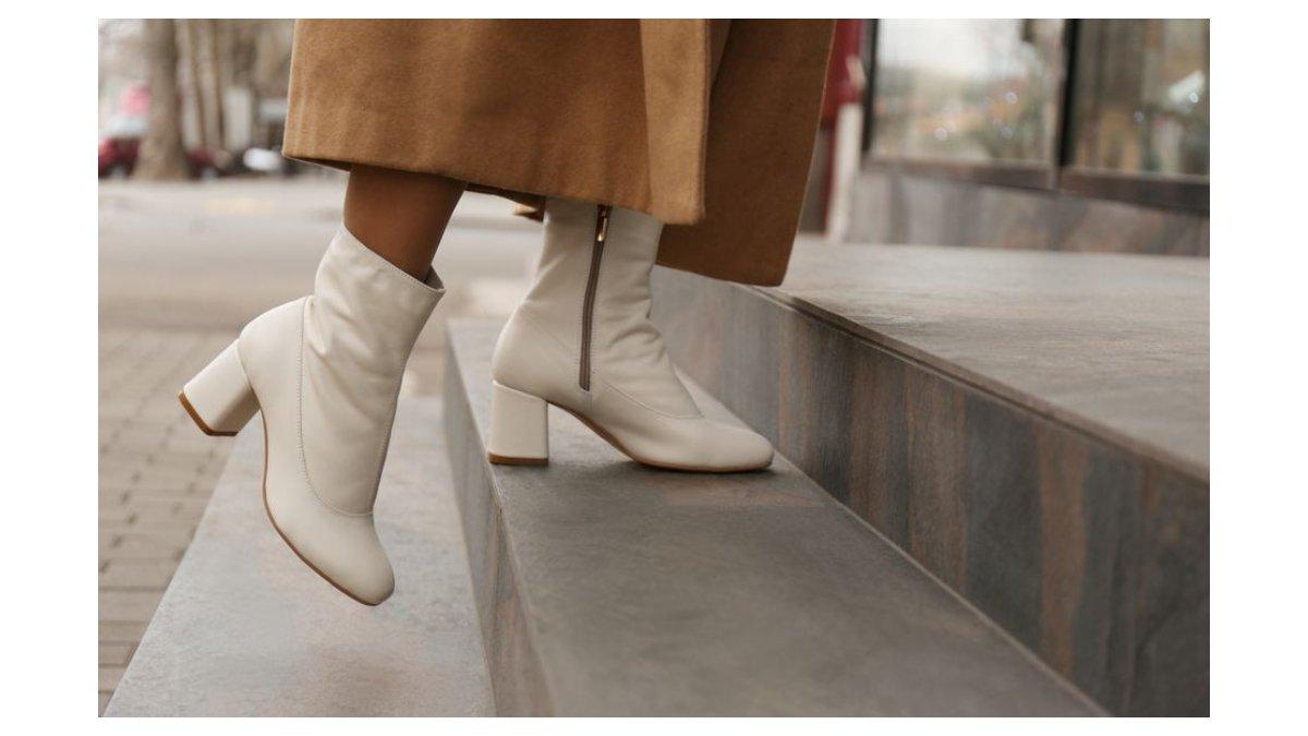 Ilustrasi ankle boots menjadi salah satu sepatu yang wajib dimiliki wanita