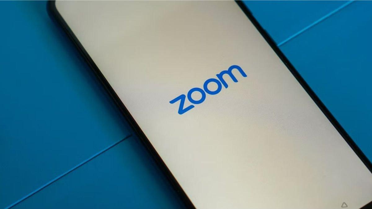 Ilustrasi HP dipakai untuk membuka aplikasi Zoom