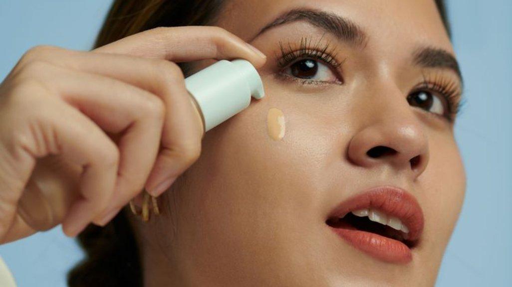 Ilustrasi wanita menggunakan skin tint sebagai base makeup sehari-hari.