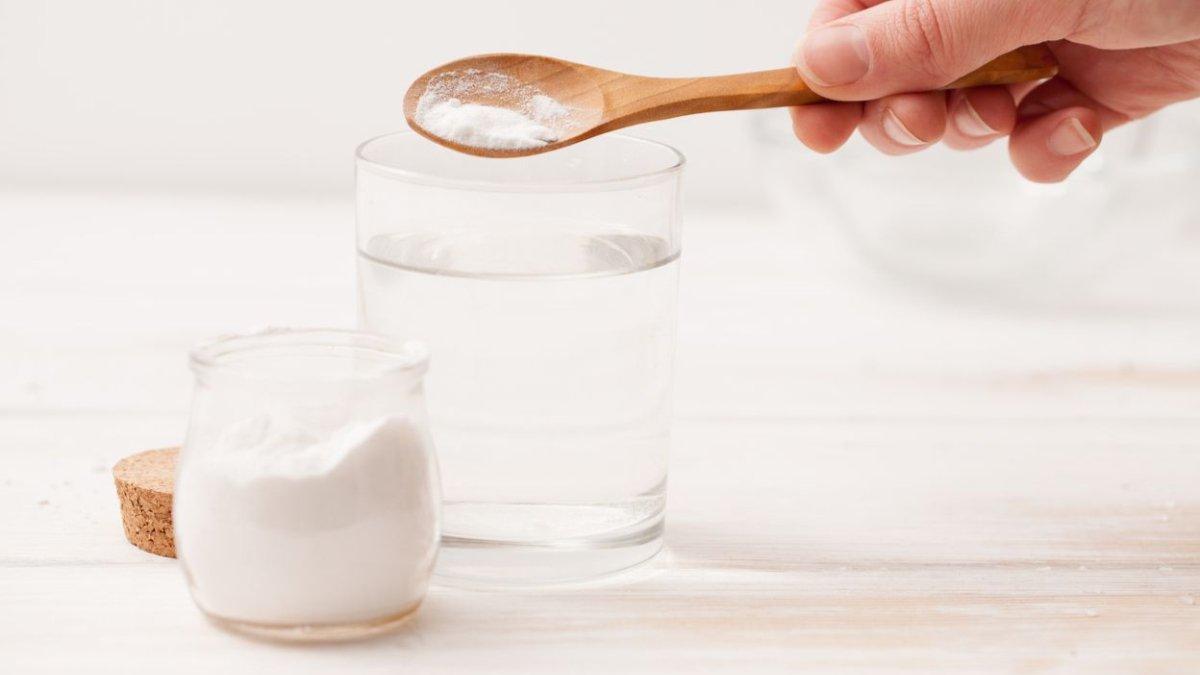 Ilustrasi baking soda untuk membersihkan lantai rumah dengan noda membandel