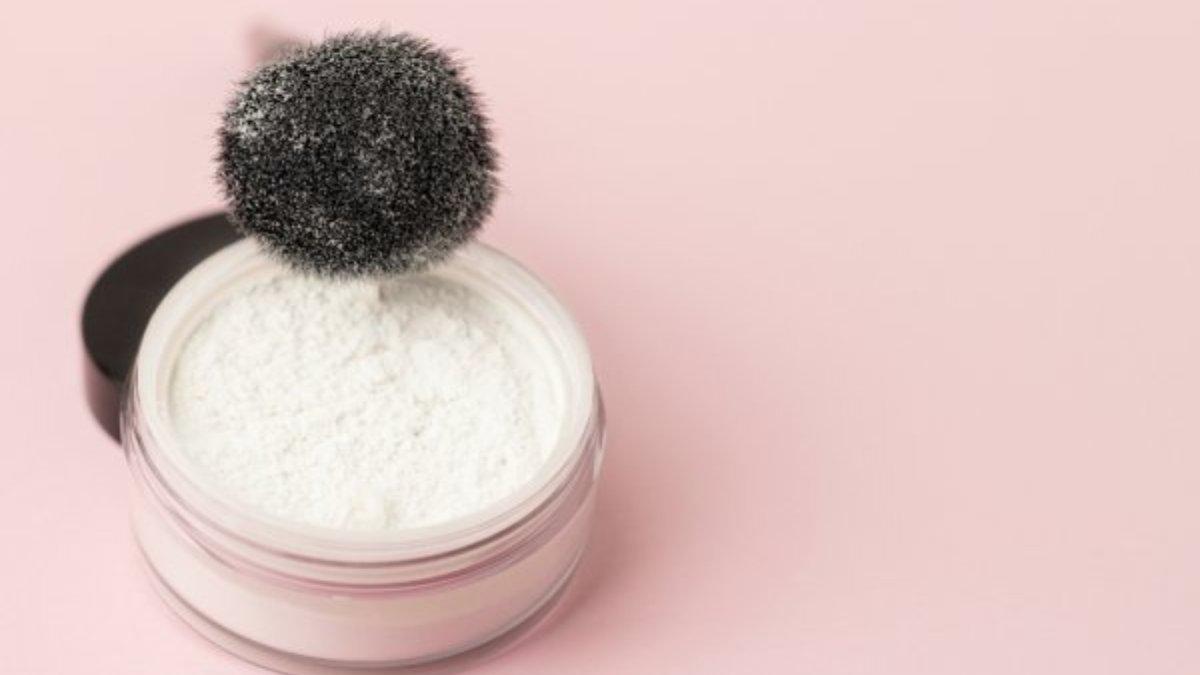 Ilustrasi tips mengatasi rambut lepek dengan menggunakan bedak sebagai pengganti dry shampoo 