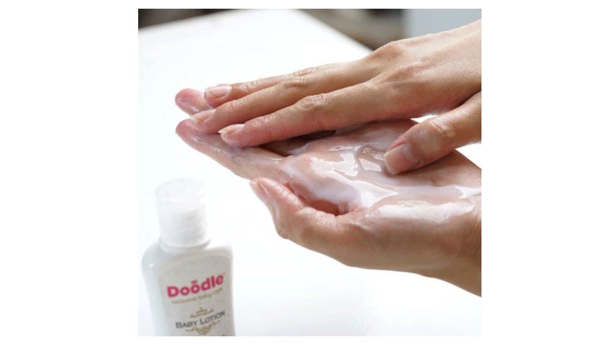 Ilustrasi cara pemakaian Doodle Baby Lotion cocok untuk bayi kulit sensitif