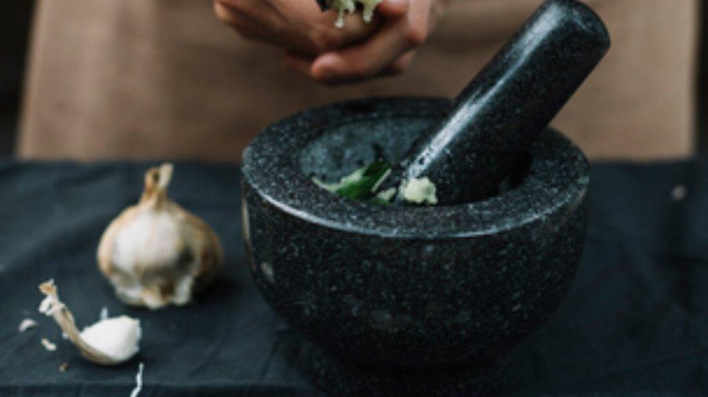 Ilustrasi cobek batu.