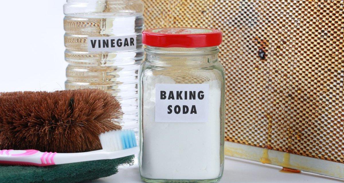 Ilustrasi cuka dan baking soda yang bisa bantu membersihkan bau pesing di kamar mandi.