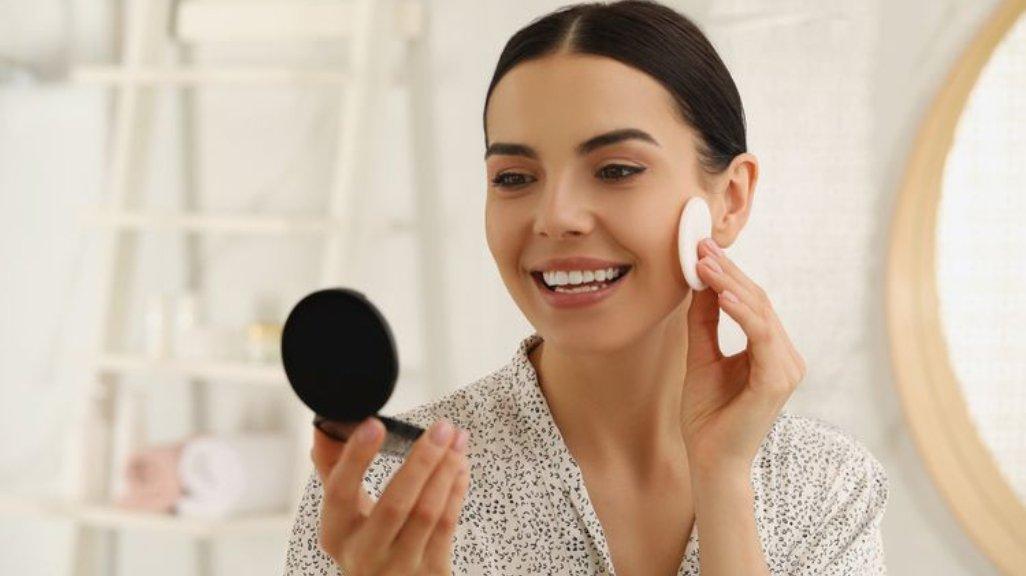 5 Kesalahan yang Bikin Compact Powder Tidak Menempel Sempurna di Wajah - Tribunshopping.com