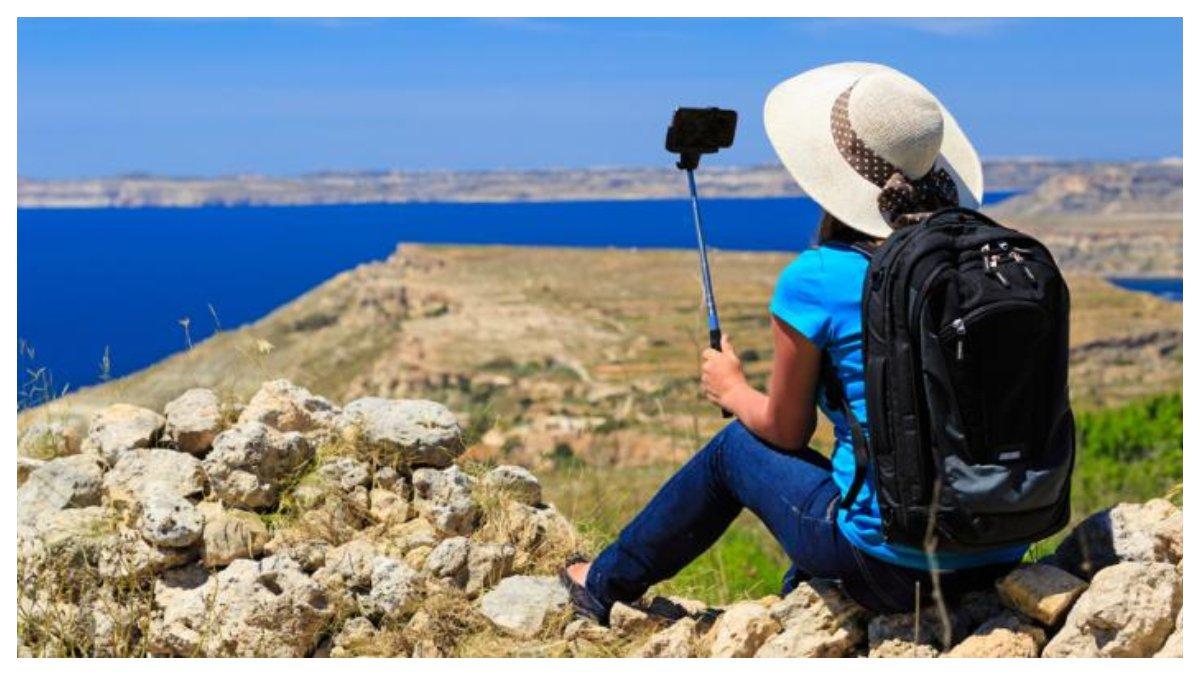 Ilustrasi inspirasi fashion zodiac Sagitarius gaya traveling