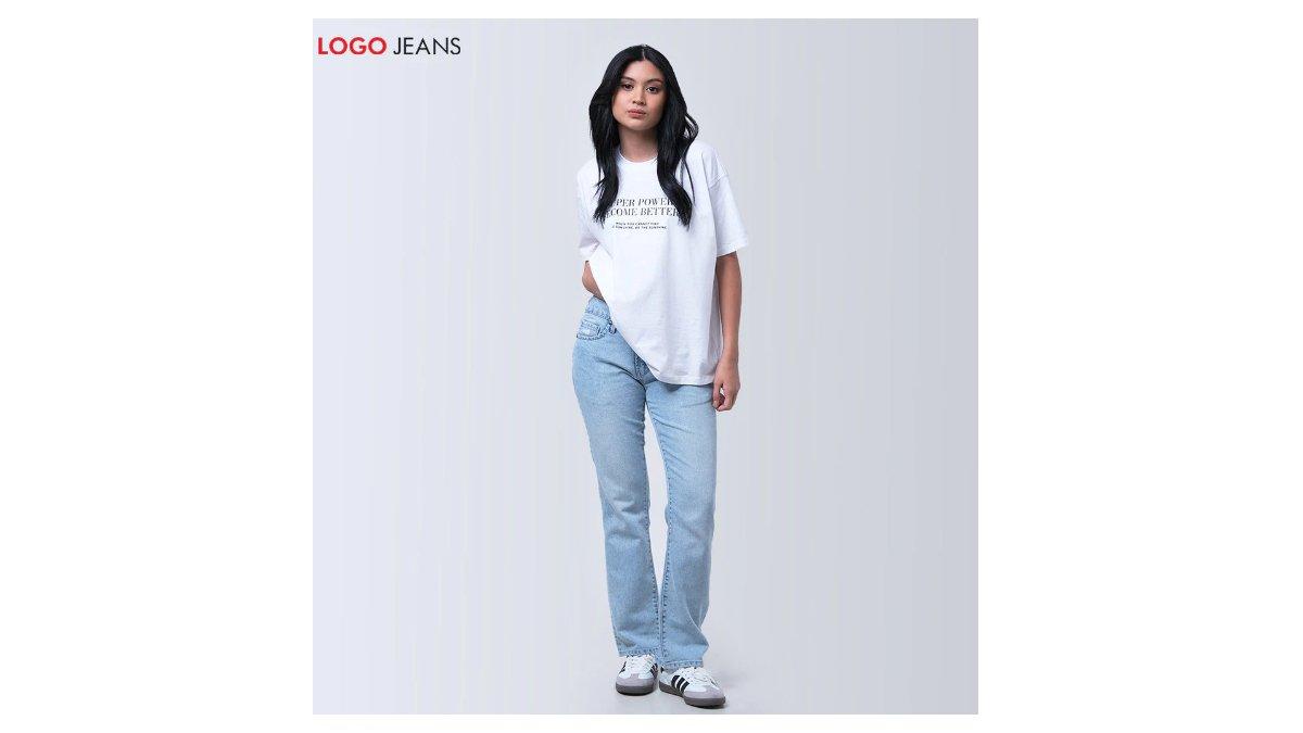 Ilustrasi inspirasi outfit kasual akhir pekan dengan kaos putih dan jeans