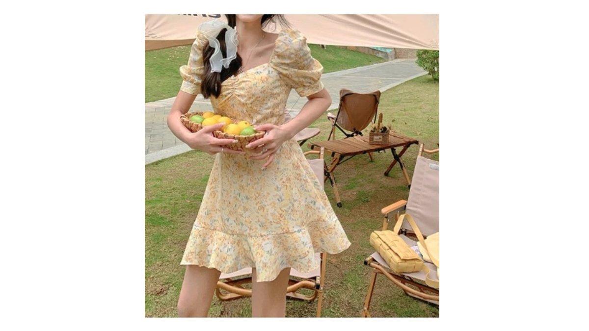 Ilustrasi inspirasi outfit kasual dengan memakai Dress Floral Mini 