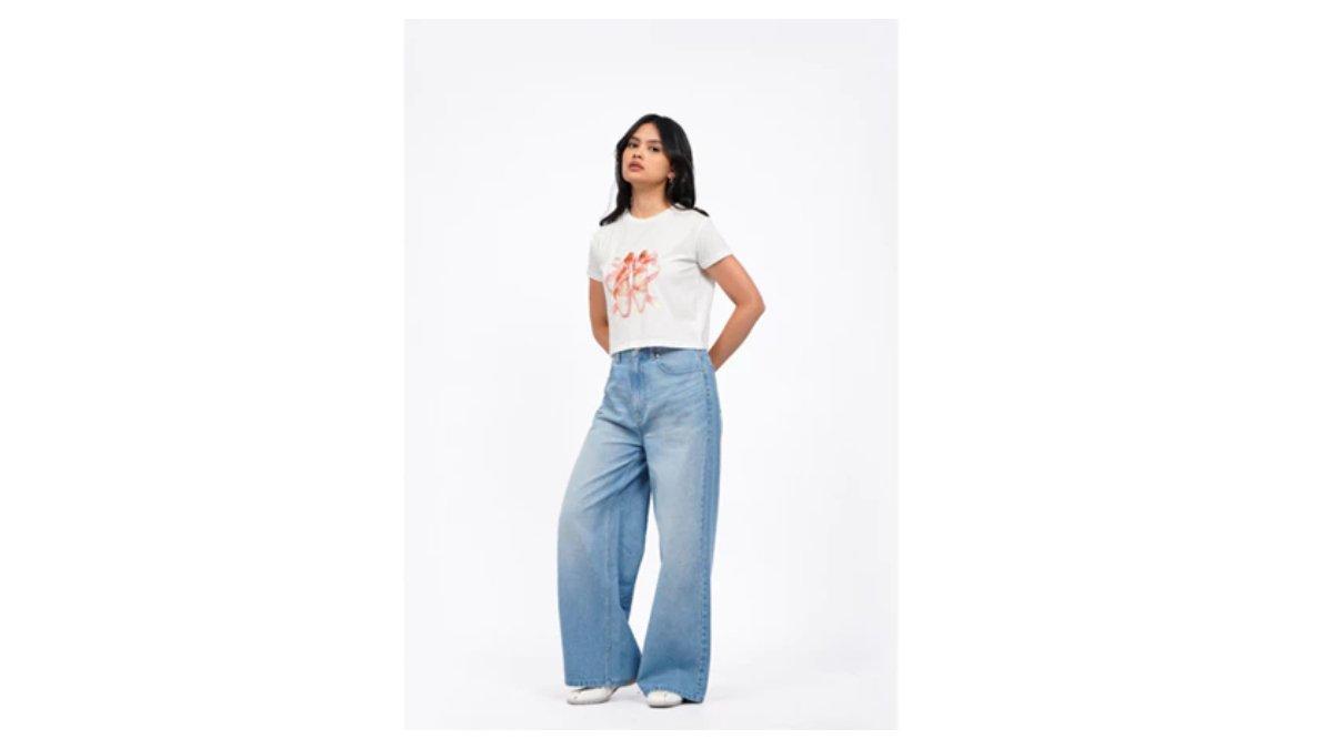 Ilustrasi inspirasi outfit ke kampus dengan graphic tee dan jeans Colorbox